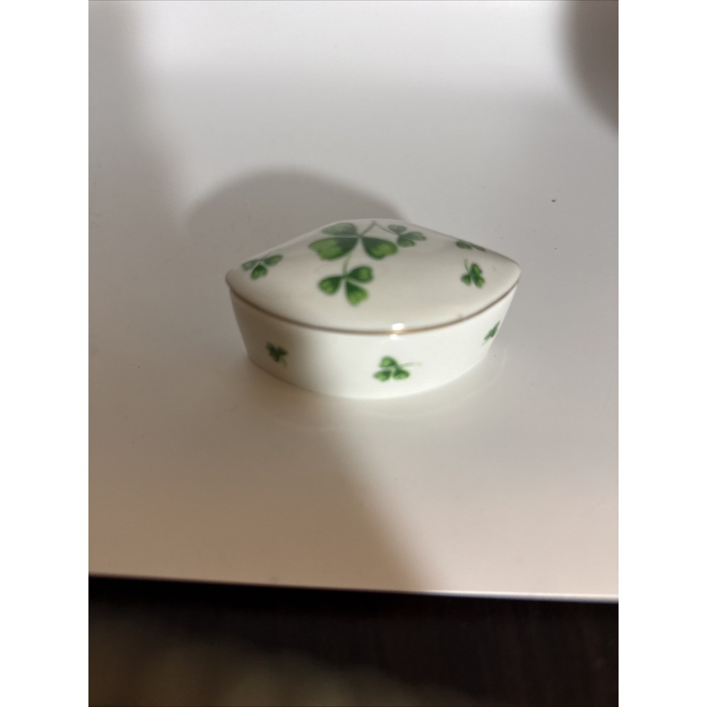 VINTAGE 1980's PORCELAIN SHAMROCK DESIGN KEEPSAKE TRINKET BOX w/LID LEFTON
